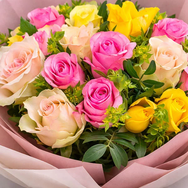 Миледи - 11 роз по цене 9 - букет разноцветных роз с декоративной зеленью